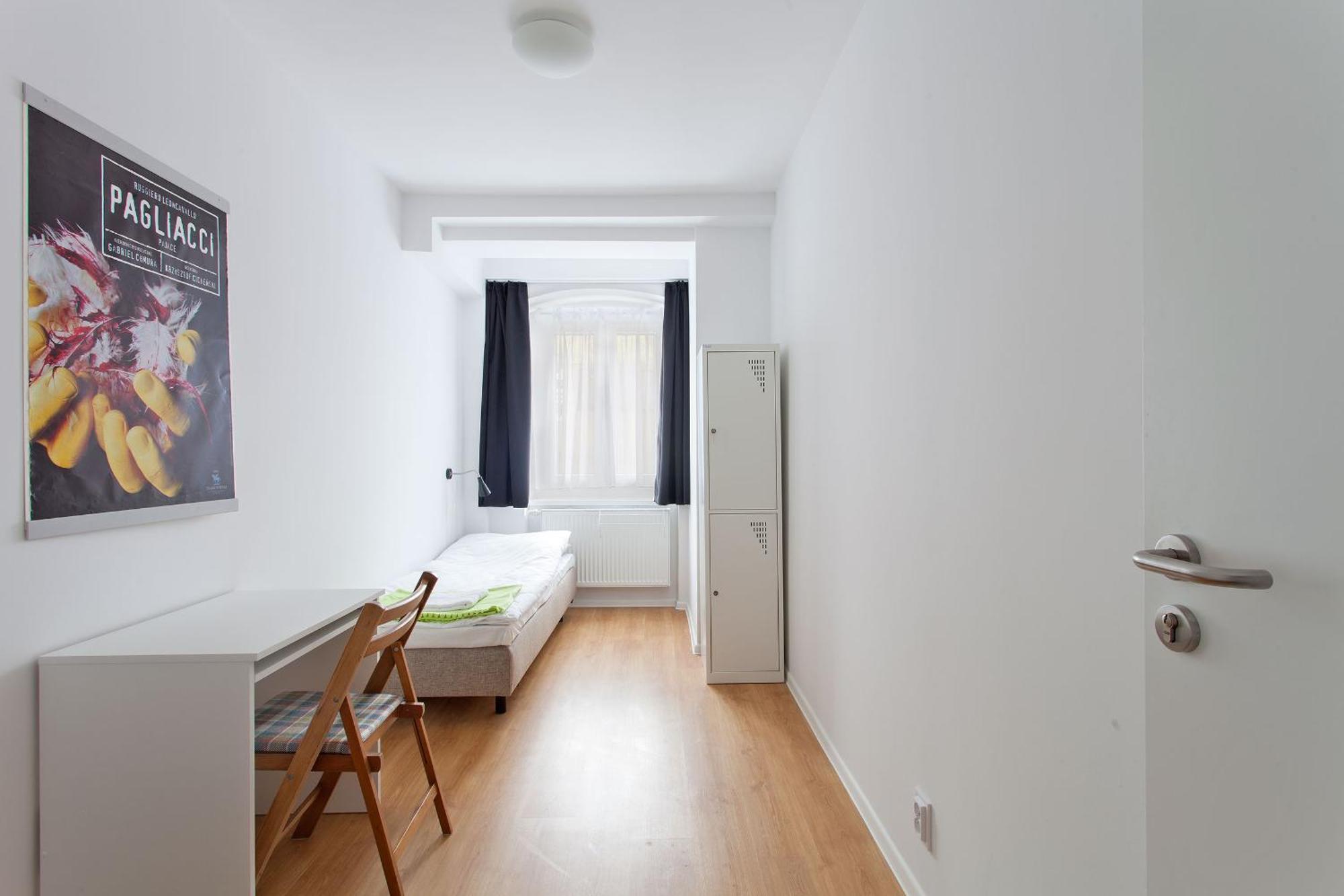 פוזנן Opera Hostel חדר תמונה